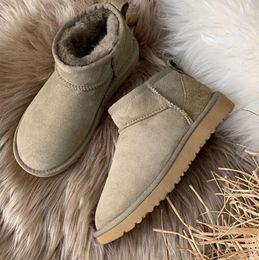 2024 Bottes de créateurs Femmes Cuir Braid Comfy Australie Booties Daim Peau de mouton Court Mini Bow Kaki Noir Blanc Rose Marine Baskets d'extérieur UG