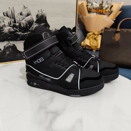 2024 Chaussures de pain de créateur hommes Skate Sneakers uniques avec cuir de diamant fabriqué en maille supérieure ventilée côté modèle bicolore intègre des chaussures de pain décontractées à fleurs 35-45