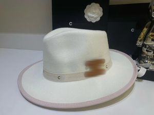 2024 Accessoires de pompon marron de style britannique de créateur, chapeau en feutre doux pour les rassemblements de printemps et d'automne, chapeau haut de forme pour hommes, chapeau de jazz chaud en laine à grand bord plat pour femmes