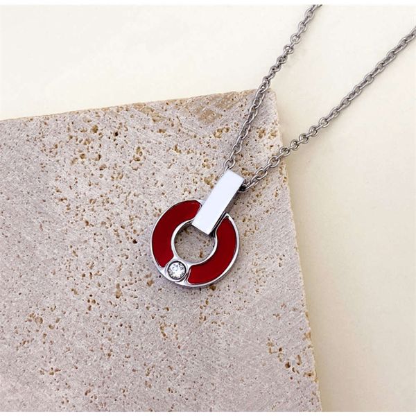 2024 Designer Bulgarie Baojia Rond Gâteau Coin Titane Acier Incrusté Collier En Céramique Femmes Plein Diamant Rose Or Mode Pendentif Net Collier Rouge Chaîne