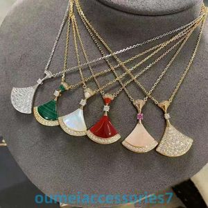 2024 Designer Bulgariisme Sieraden Hanger ketting Nieuwe kleine rok dames waaiervormige witte fritillaria rode chalcedony volledige diamant dubbele laag sleutelbeen ketting