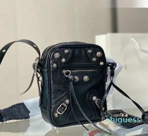 2024 Diseñador Bolsa de cámara Hombres Bolsas de locomotoras Remache Mujeres Cuero Trenza Bolsa de hombro Correa ajustable Crossbody Flap Bolsos Frente con cremallera Bolsillo Mini Monedero