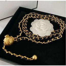 2024 Cadenas de diseñador Mujeres Vintage Piel de oveja Marca Collar de bola Pretina Decorativa Letra marcada Eslabón de oro Cinturón de cadena de cintura 6695hhh
