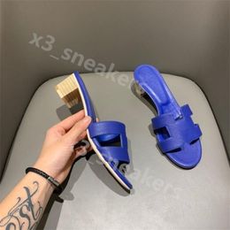 2024 Designer Chypre Slippers Femmes Sandales en cuir Sandales Men Ladies Flip Flops Summer Beach Flat Slippers S Sexy High Heels with Box 35-42 Fashion X36