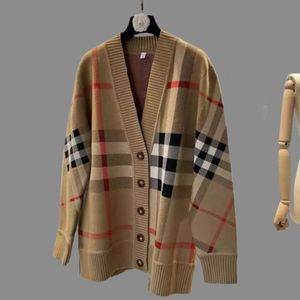 2024 créateur chasque classique à carreaux en vrac Nouveau manteau cardigan automne et pull en tricot à rayures hivernales pour hommes et femmes