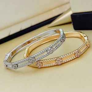 2024 Designer Clover Brangle Brace Bracelets for Women 18K Gold plaqué Crystal Full Four Leaf Perlee Sweet Clover Flover Flow