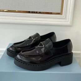 2024 Designer Comfort Monolith Geborsteld Leer Dames Loafers Casual Schoenen Driehoek Patent Oxford Chunky Sneakers Luxe Dames Klassieke Matte Outdoor Trainers