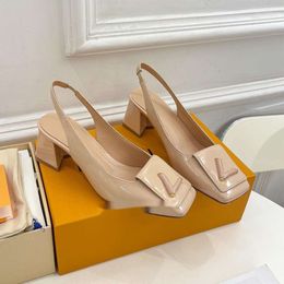 2024 Designer Robe Shoe Slingback Pompes de sandale Femmes Chaussures simples Patent Couiner Square Bloc Talons LECT