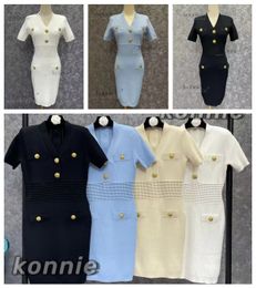 2024 Diseñador Vestido Falda para mujer Diseño clásico Falda Botones de metal Falda de manga corta Diseñadora de alta calidad Falda de lujo Cabalde de fatda delgada
