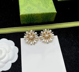 2024 Orecchini di design con perni di fiori Orecchini di diamanti con lettere di design Timbri con lettere Regalo con orecchini a forma di petalo di cristallo a cerchio