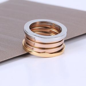2024 Diseñador Gold Torny Love Ring Mens Pareja Cerámica negra Anillo de resorte Alta calidad Joyas de oro de 18 km con caja 5-12 Rose Silver Luxury Band Rings Ress