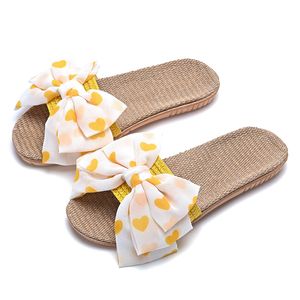 2024 Designer Household Sfuffs Slippers Slides Femmes Sandales Pink Yellow Blanc Bowknot Bowknot éraflures Gai