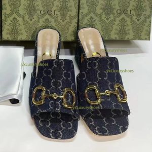 2024 Designer Italië nieuwe damessandalen Zomermode luxe straat casual hoge hak sandalen dames hoge kwaliteit klassieke 9 kleuren bedrukte letterpantoffels