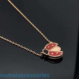 2024 Designer Jewelleryvanl Cleefl Arpelsnecklace Colliers Ladybug 18K Rose Gold Red Jade Médaille Four Lief Grass Collar Chain Femme