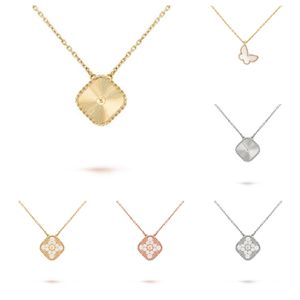 2024 Collier de bijoux de créateur Chaîne de luxe Pendan Collier de papillon de mode pour femmes Saint Valentin Cadeau Bijoux de fiançailles Collier de trèfle 5A avec boîte