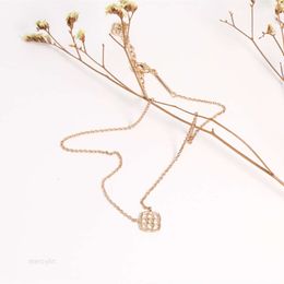 2024 Designer Kendrascott Jewelry Dira Tempérament minimaliste Piece en cuivre Collier de fleurs de rose Bijoux Womens Rose Gold Candarbone Chaîne