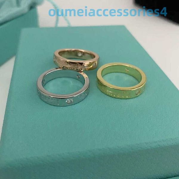 2024 Diseñador Marca de lujo Joyería Anillos de banda S925 Pareja de plata Par Tres Simple Versátil Anillo de bodas para hombres y mujeres Regalo del día de San Valentín