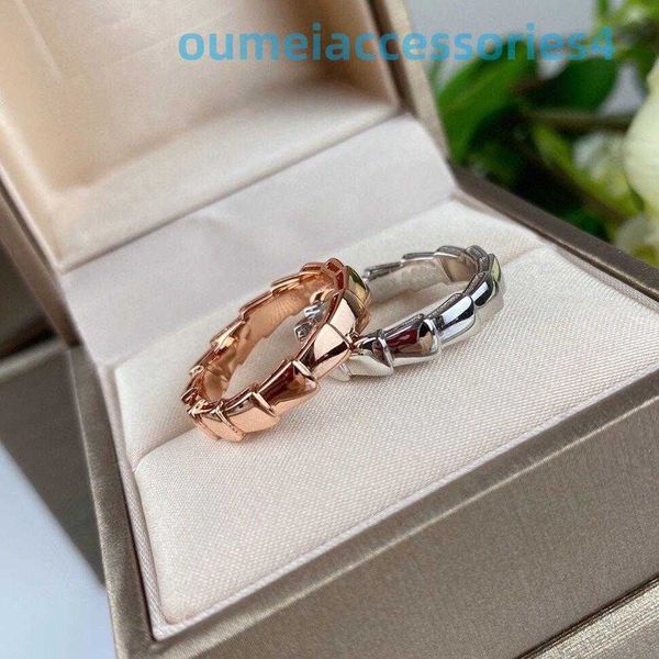 2024 Diseñador de marca de lujo Joyería Anillos de banda Hueso 925 Plata de ley Chapado en oro de 18 quilates Anillo de serpiente liso sin diamantes lisos para hombres y mujeres