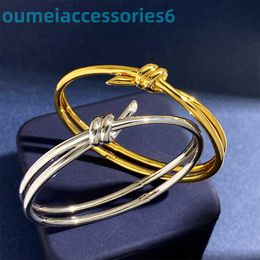 2024 Designer Marque de luxe Bijoux Bracelets Noeud pour femmes avec double couche Surface lisse et minimaliste Ins Cross Twisted Bracelet par Yang Mi