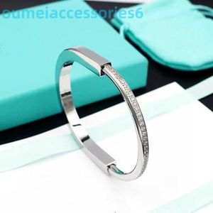 Brazalete en forma de U de la pulsera de la cerradura de la joyería de la marca de lujo del diseñador 2024 para las mujeres y los hombres con el bolso del terciopelo