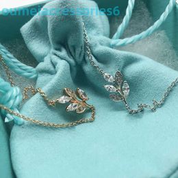 2024 Designer Marque De Luxe Bijoux Colliers S925 En Argent Sterling Petite Branche De Diamant Frais Sprout Doux Feuille Coréenne Pendentif Court Chaîne De Collier De Forêt