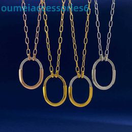 2024 Designer Marque De Luxe Bijoux Pendentif Colliers Série Accueil Plaqué avec Or 18 carats Exquis Diamant Incorporation Petite Chaîne De Verrouillage Ovale