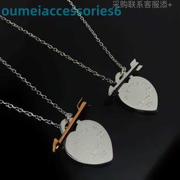 2024 Designer Marque De Luxe Bijoux Pendentif Colliers Même Double Une Flèche Coeur Piercing Lettre Sceau En Acier Tous Les Styles Complets