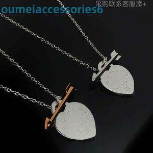 2024 Designer Marque De Luxe Bijoux Pendentif Colliers Même Double Une Flèche Coeur Piercing Lettre Sceau En Acier Tous Les Styles Complets