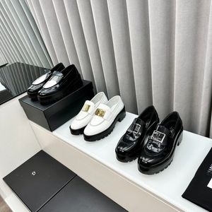 2024 Designer Luxe glanzende zwart -witte loafers met gouden gesp elegante patentleer schoenen voor zakelijk en casual comfortabele platte ontwerp alle seizoenen