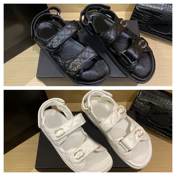 2024 Designer Luxury Ladies Sandales Chaussures matelasses plate-forme plates plates talons bas calibre en diamant Backle Slip sur la plage de sangle de la cheville