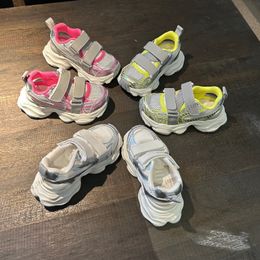 2024 Designer Luxe sportsandalen voor kinderen Toddler Preschool Outdoor Mesh Shoes Hook Loop Dubbele riemen Slippers 3xl Tracks Trainer Studenten Slipperplatforms
