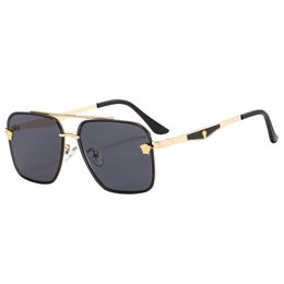 2024 Lunettes de soleil de luxe pour femmes de luxe Lunettes de soleil pour hommes Protection UV Hommes Lunettes de lunettes Gradient Charnière en métal Mode Femmes Spectacle avec boîte de haute qualité