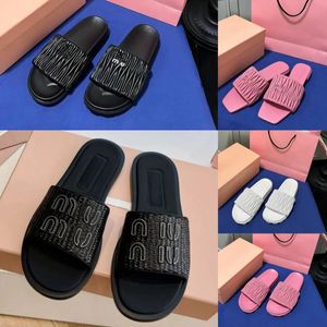 2024 Designer Luxury Womens Summer Flat Sliders Outdoors Rubber Affiche Black Flops Slip-On Sil Travel plage En caoutchouc Rose Pool Sandales Taille 35-41