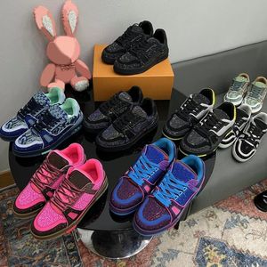 2024 Designer hommes chaussures décontractées lvtrainers bas louisely formateur luxe baskets en cuir femmes hommes plate-forme entièrement percée mode daim lettre superpositions formateurs