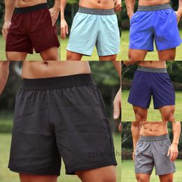 2024 Designer Men Yoga Sports Shorts secs à sec rapidement avec un téléphone mobile de poche back