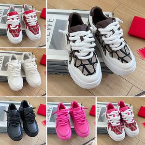 2024 Diseñador Hombres Mensos Casual Platform XL Mujeres Entrenador de remaches de gran tamaño Solas de goma de cuero Luxury Ladies Fashion Sports Sports 35-44