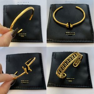 2024 Ontwerper Nieuwe Celi Bangle Paris Merk armbanden voor vrouwen 18K GOUD GOLD CUFF BRACKET VALENTINE PARTY Moederdag geschenk