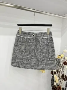 2024 Diseñador Nuevo lavado de la cadena gris Faldas para mujeres Botón Bordado Mini faldas rectas Fabricación All-Match