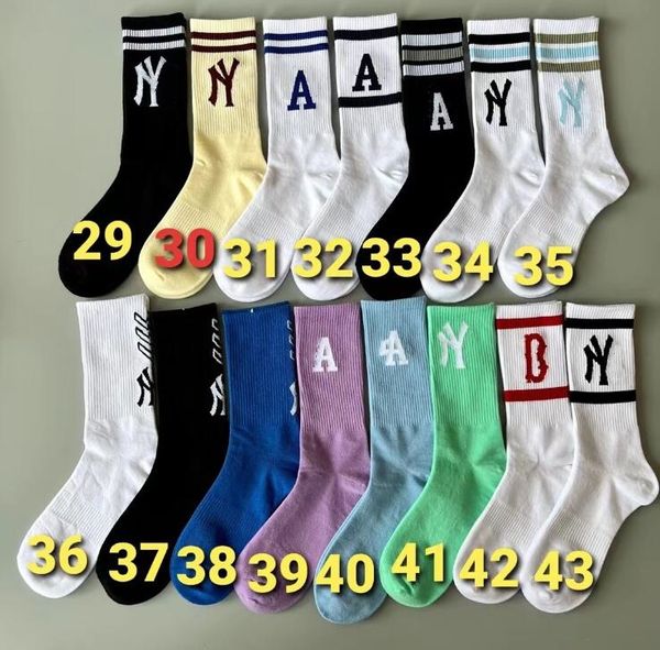 2024 Designer NOUVEAUX chaussettes pour femmes Luxe Luxe Sports Lettre d'hiver Privured Brodery Cotton Man Woman Sports Socks A003