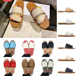2024 Designer Sandales originales célèbres Fénée Womeny Slippers Mules Sandales plates Tlivas Blanc Black Black Sail Fashion Outdoor Beach Slipper Chaussures