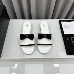 2024 Designer Paris Explosifs Sandales pour femmes Summer plage de luxe Luxury Street Casual Flat Chaussures Femme Bow Two C Letter Slippers