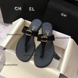 2024 Designer Paris Paris Women's Summer Beach Sandalen hoogwaardige luxe mode casual platte slippers klassieke 2c letter metaalleer vrouwen flip-flops