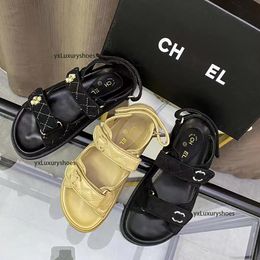 2024 Ontwerper Paris Paris New Women's Velcro Sandals Summer Beach Luxe mode Street Casual Flat Shoes Dames Gedrukt Woord Vrouwelijke kanten Sandalen 35-42