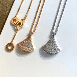 2024 Collier de pendentif de créateur en V-Gold Jupe Full Diamond Collier, Pendant en diamant en forme de ventilateur en or rose, bijoux de chaîne de clavicule