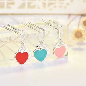 2024 Designer Qiao Lan Xuan Placing Pure Silver Love Huile Drop émail rouge bleu rose coeur en forme de famille T collier de famille