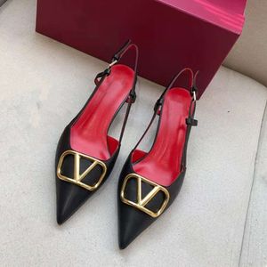 2024 Tisos rojos diseñador para mujer Tacón alto Sole delgado negro desnudo zapatos mate mate