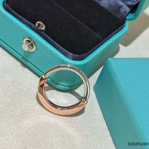 2024 Bague de créateur pour femmes Séparation des couleurs Mode et exquise Bagues d'amour U-Lock Bande tendance Simple Bicolore Style de personnalité Bijoux Cadeau de vacances