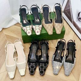 2024 Sandales de créateurs Chaussures robes Slingback Luxury Mid Talon Slippers with Rhinestone Square Toe Crystal Pumps Primps Party Party Mariage Talons en cuir Slide Aaa