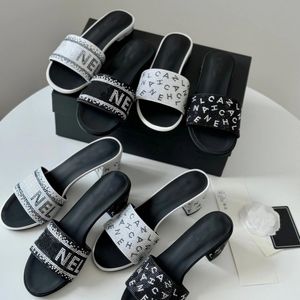 2024 Designer Sandalen beroemde merken Dames dames mode luxe platte flats slippers rubber lederen glijbanen schuifregelaars schuurkamer buiten schoenen