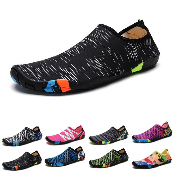 2024 Designer Sandales Mode Hommes Plage Chaussures d'eau antidérapantes Été Unisexe Soft Light Randonnée Pantoufles Hommes Baskets Diapositives 35-45